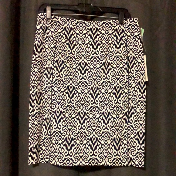 Margaret M Dresses & Skirts - Black and white slimming stretch skirt 22” waist to hem-sz M front slit